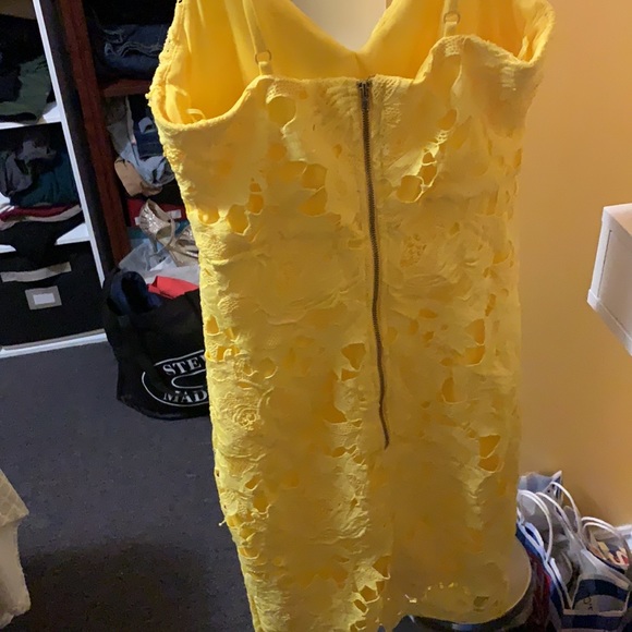 Beautiful yellow lace dress - Picture 4 of 4